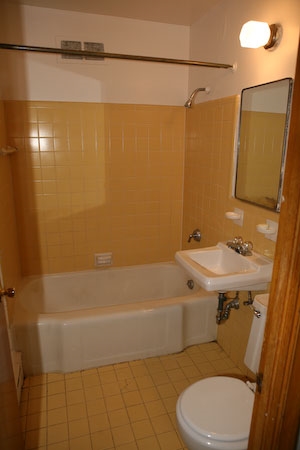 Bathroom - Roosevelt Garden Apartments
