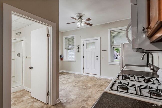 Building Photo - 25 College St