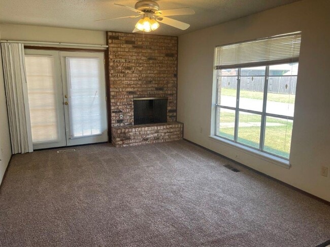 Building Photo - 2 bed, 1 and 1/2 baths with a 1 car garage and new countertops! cute duplex for rent near SW 89th...