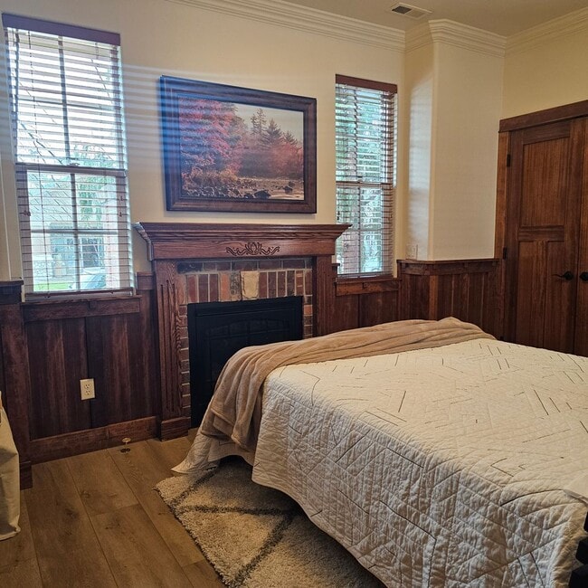 Building Photo - Gorgeous fully furnished home in downtown Eagle!