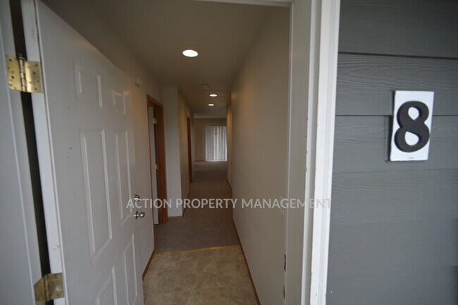 Building Photo - 2 bed 1 bath, top floor apartment in Port Angeles, close to Peninsula College and the Olympic Nat...