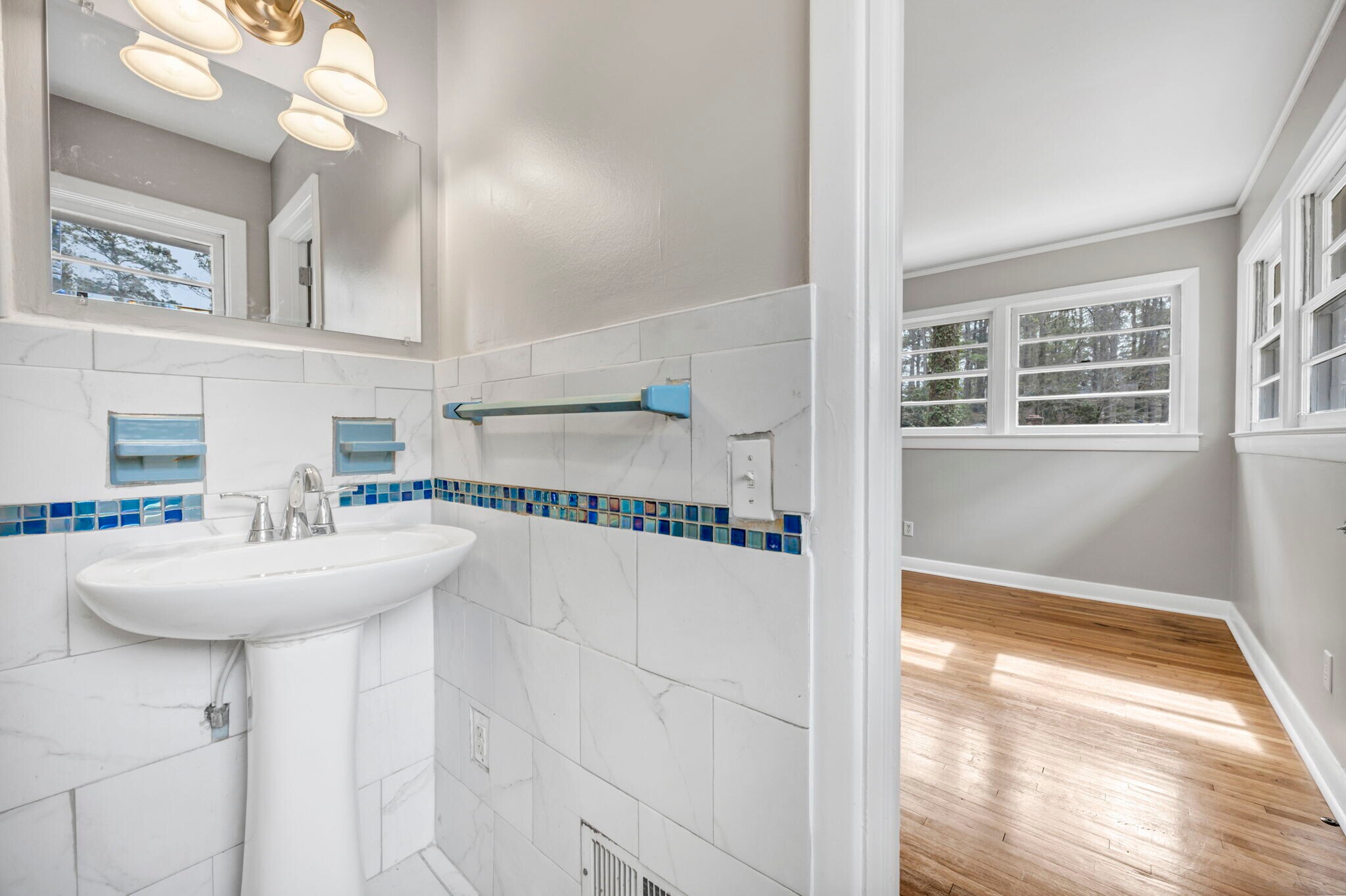 Building Photo - 842 Delverton Rd