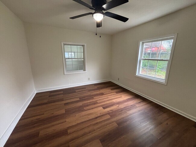 Building Photo - 1102 S Millwood Ave