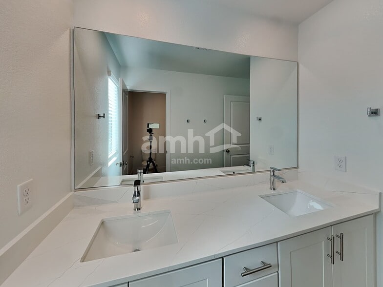 Building Photo - 11083 S Sanaco Ct