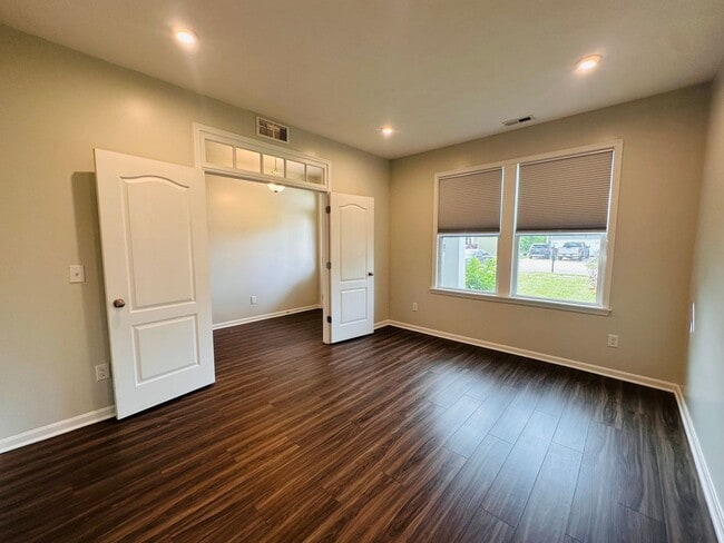 Building Photo - Contemporary Comfort Meets Convenience in Mt. Washington