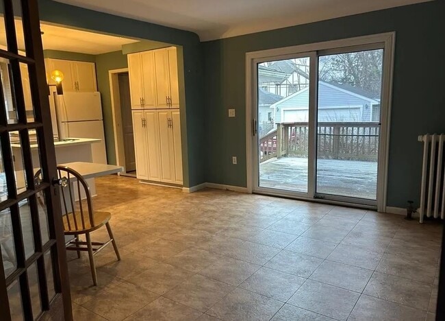 Building Photo - 613 E Lincoln Ave