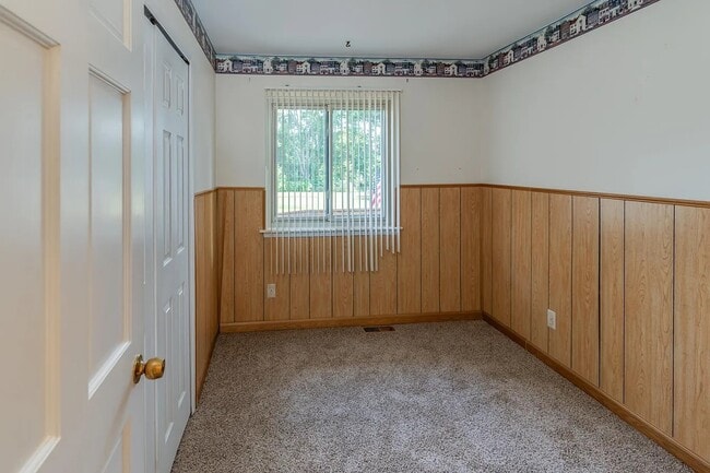 Building Photo - 150 Bobolink Ave