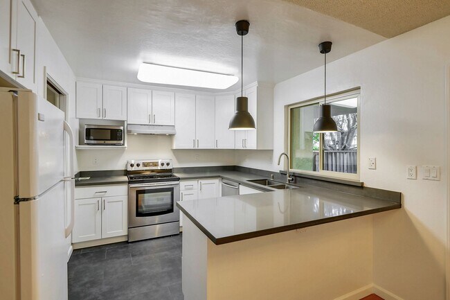Building Photo - 2bed/2.5bath Townhouse with Updated Kitchen!