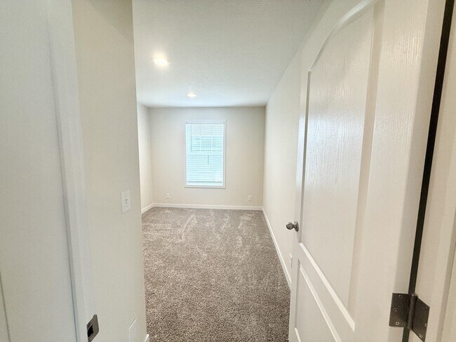 Building Photo - 9345 White Pine Ct