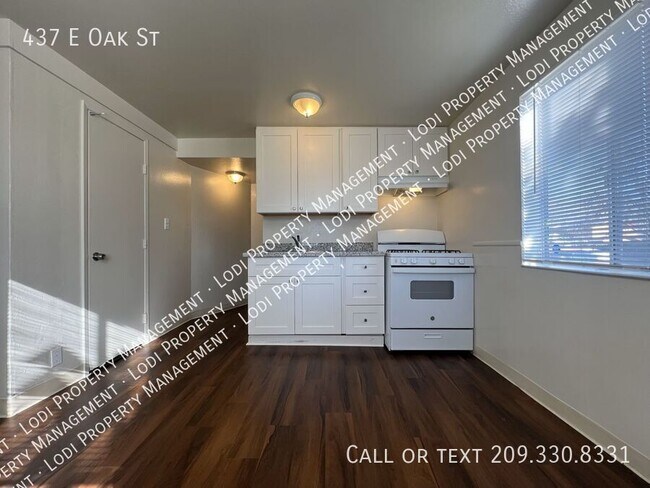 Building Photo - 437 E Oak St