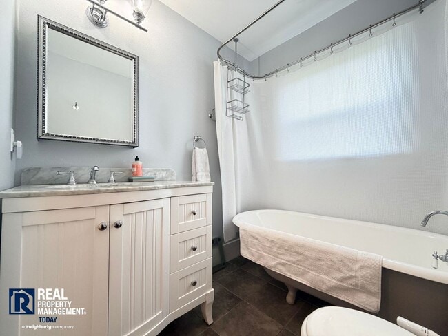 Building Photo - Fully Furnished North Tacoma Home Near Ruston Way & Stadium District!