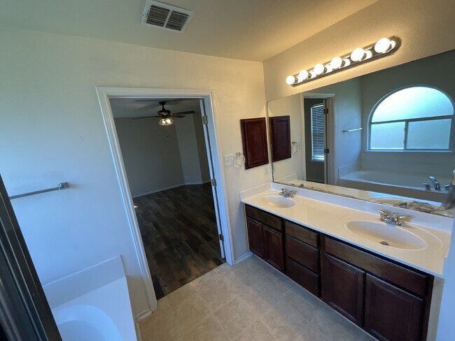 Building Photo - "Charming 3-Bed Oasis with Granite Touches & Cozy Fireplace in Cibolo!"