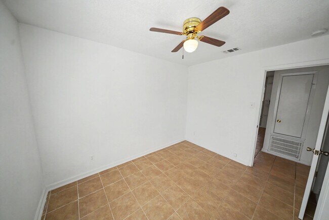 Building Photo - 823 Straight Ln