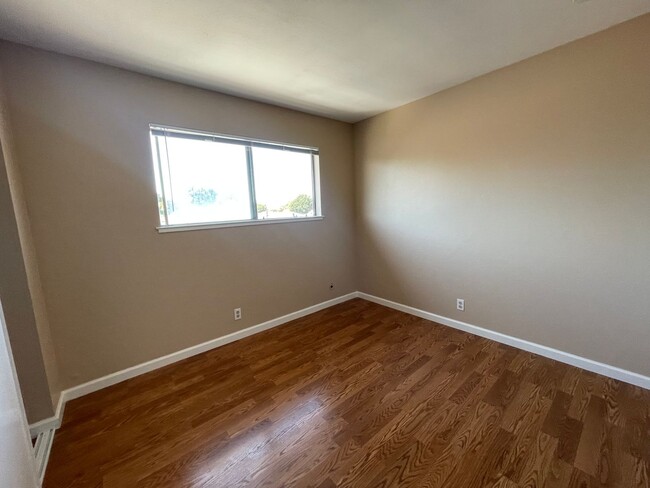 Building Photo - 3 Bedroom unit available in Hayward!