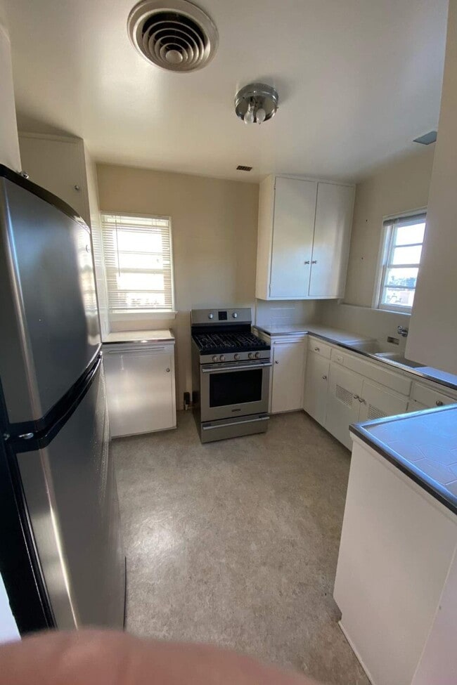 Building Photo - 4160 Holly Knoll Dr