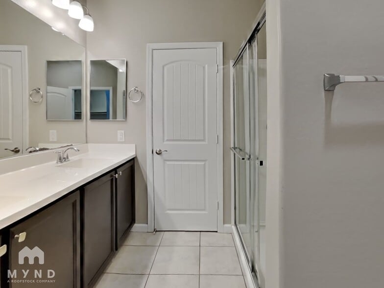 Building Photo - 1367 S Country Club Dr