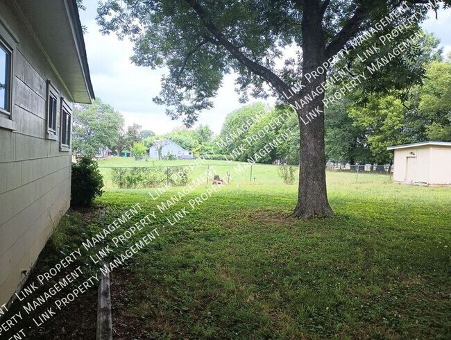 Building Photo - Don't Miss this Charming 2 bedroom with Ga...