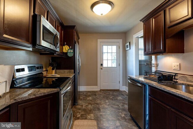 Building Photo - 313 Frederick St