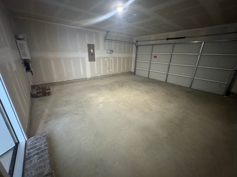 Garage - 14138 Lampard St