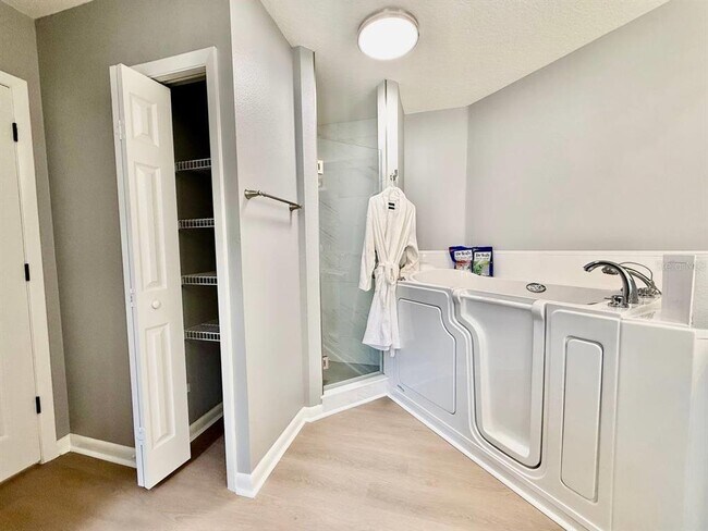 Building Photo - 6600 Gentle Ben Cir