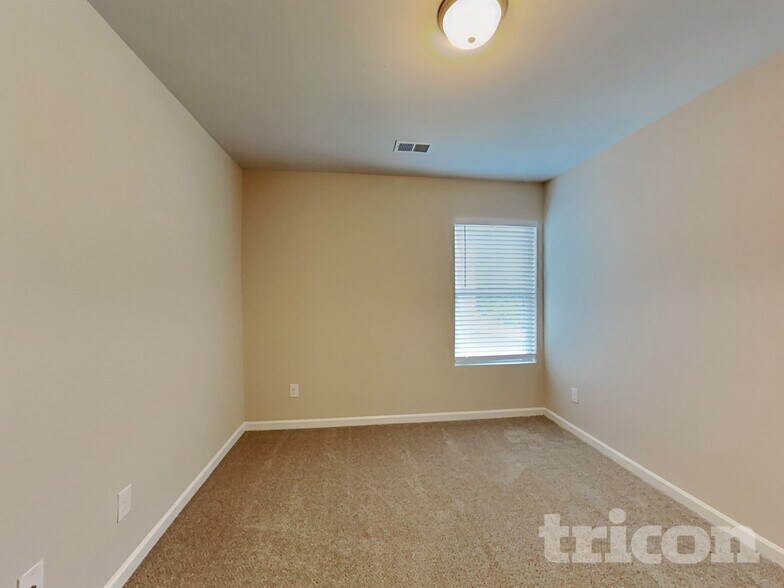 Building Photo - 142 Daisy Cir