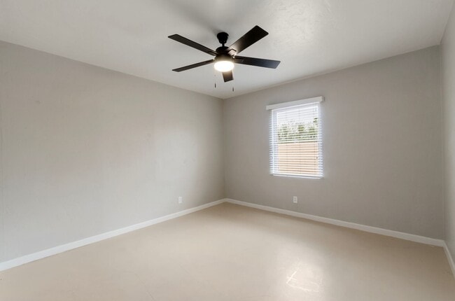 Building Photo - 2133 E Mabel St