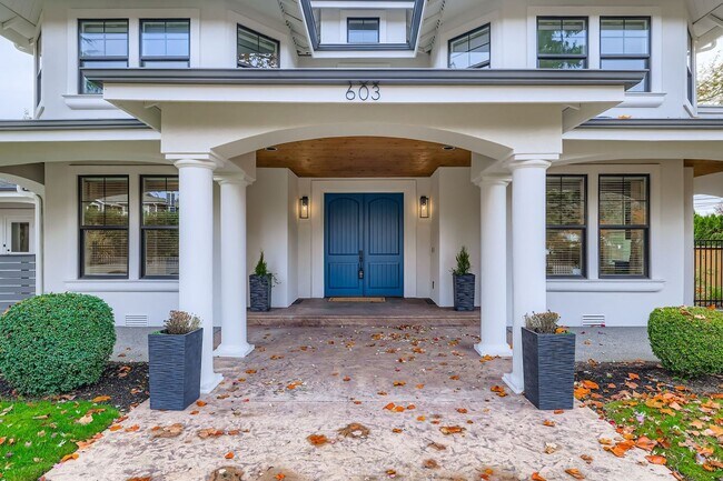 Building Photo - Stunning 5bed/5bath + Office in Prime Kirk...