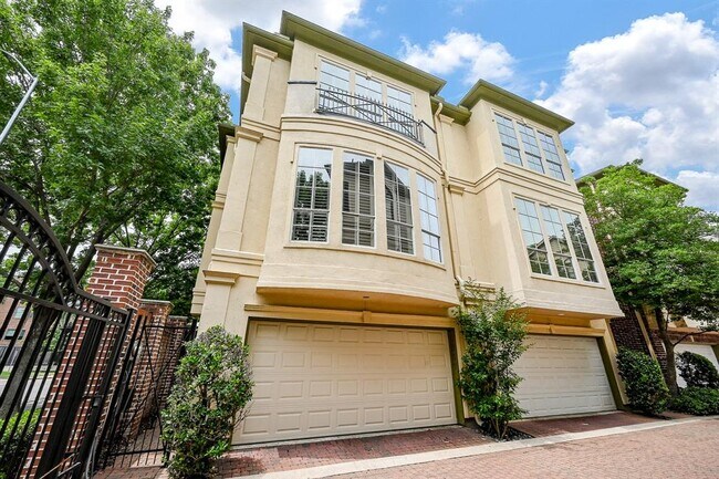 Building Photo - 1337 Hyde Park Blvd