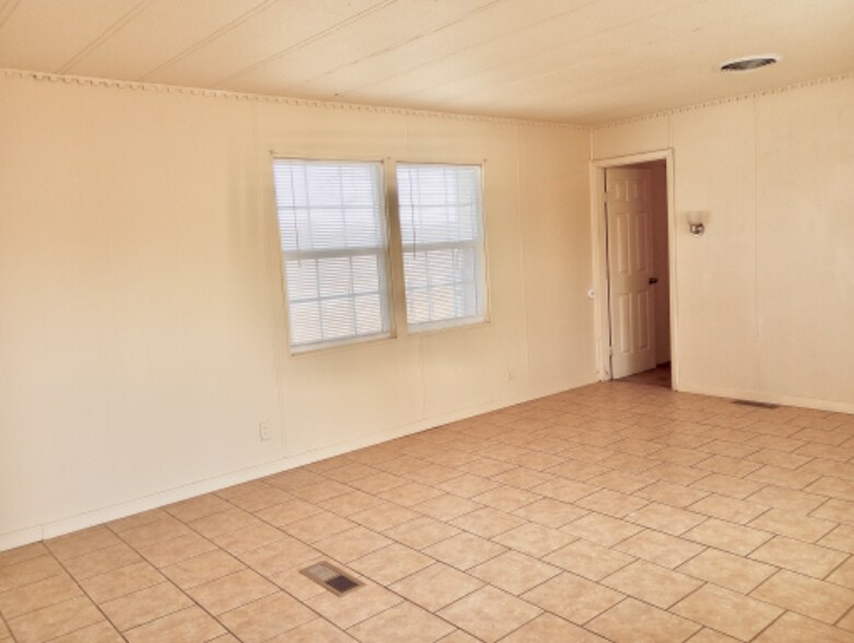 Building Photo - 6345 N Dona Ana Rd