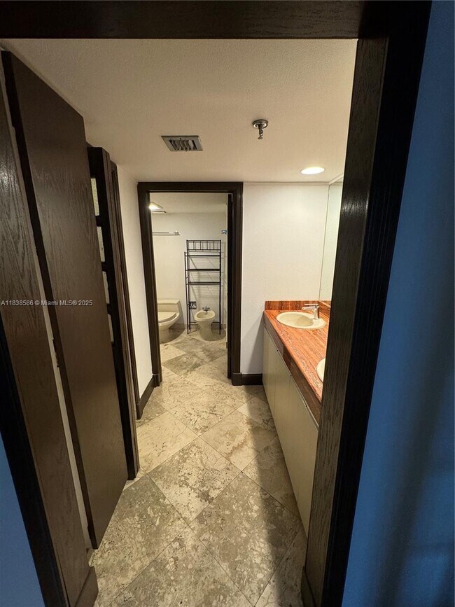Building Photo - 520 Brickell Key Dr