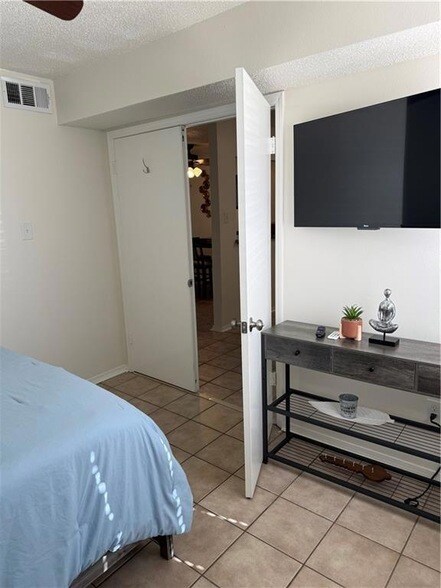 Building Photo - 2425 Oxford Pl