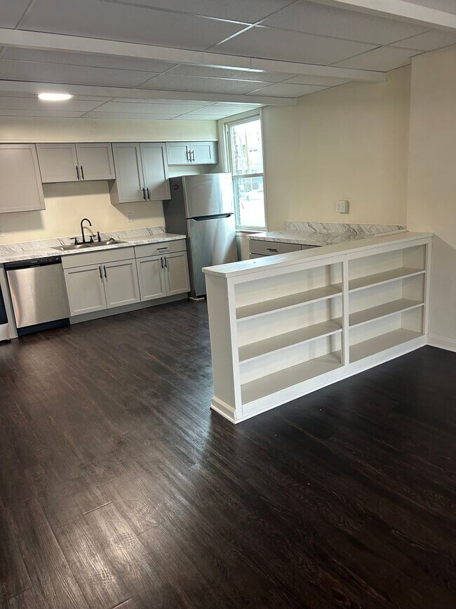 Building Photo - 758 W King St