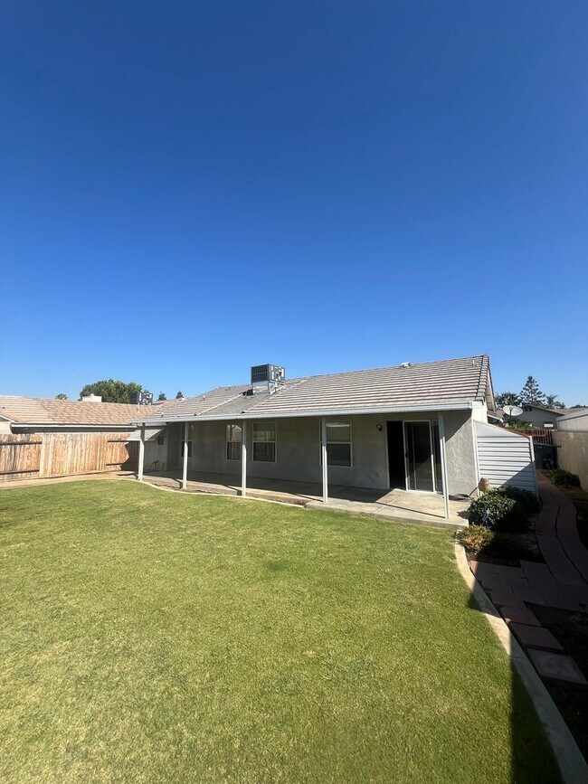 Building Photo - Cute North Bakersfield home!