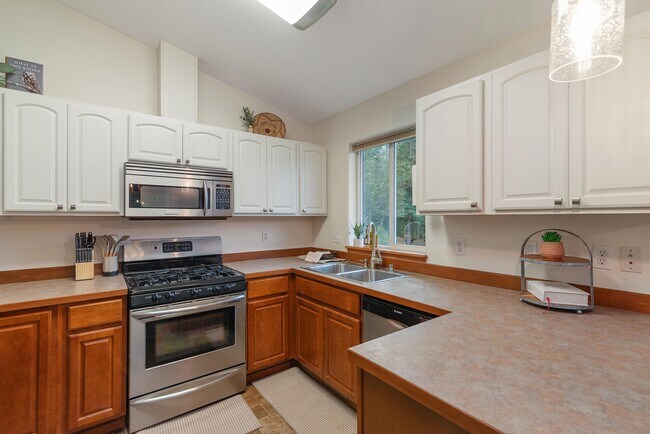 Building Photo - 2538 Mission Hills Dr