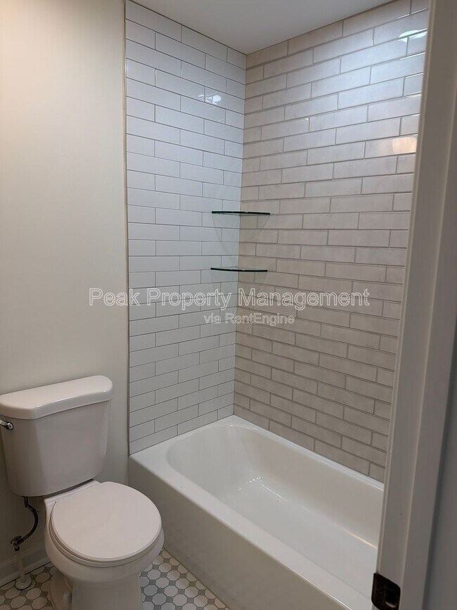 Building Photo - 3016 Parkwood Ave