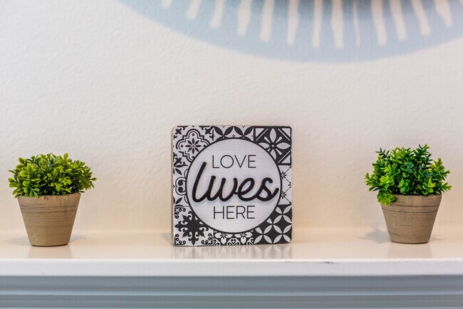 Building Photo - Newly Remodeled 5B4B. 2 mile from the Rose Parade!