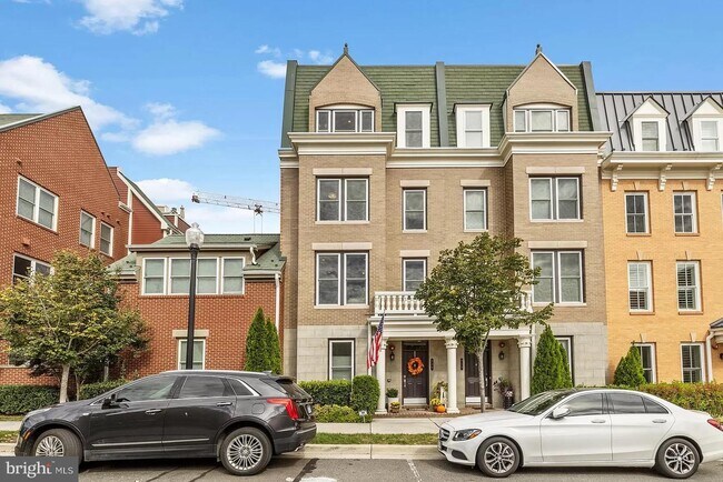 Building Photo - 710 Bluemont Ave