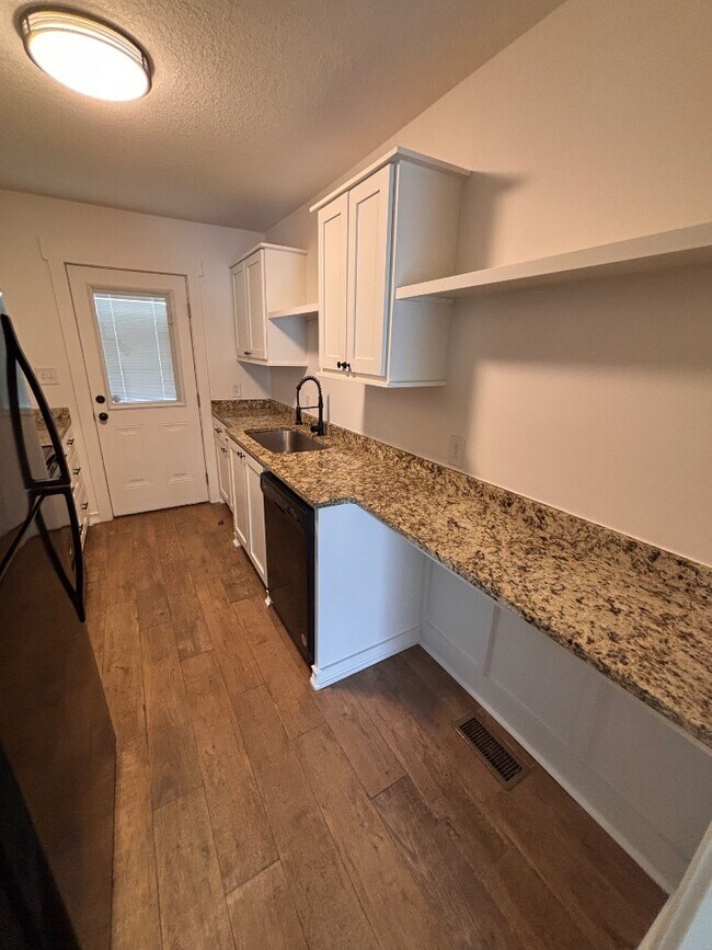 Building Photo - 408 S 3rd St