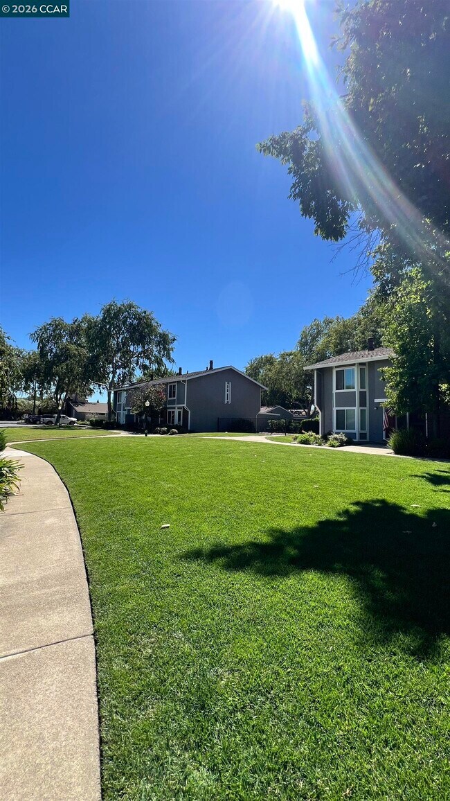 Building Photo - 2828 Royal Ann Ln