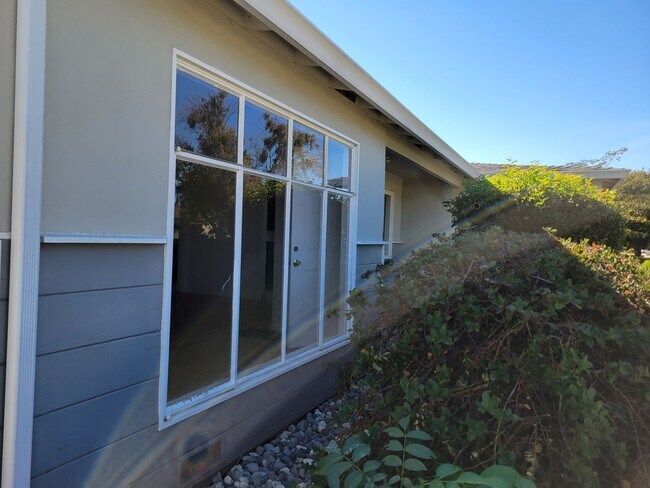 Building Photo - AVAILABLE NOW! 3 BEDROOM/2 BATH IN FAIRFIELD