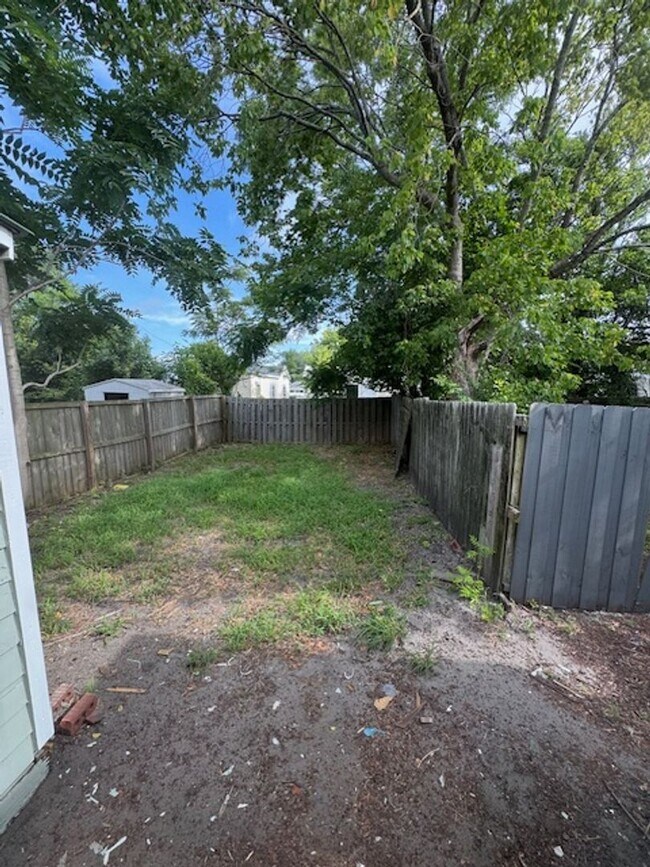 Building Photo - Downtown, 2 bedroom cottage