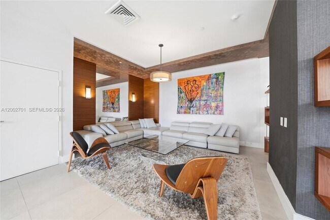 Building Photo - 600 NE 27th St