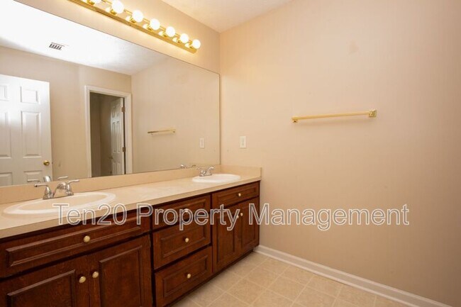 Building Photo - 39 Farmbrook Dr