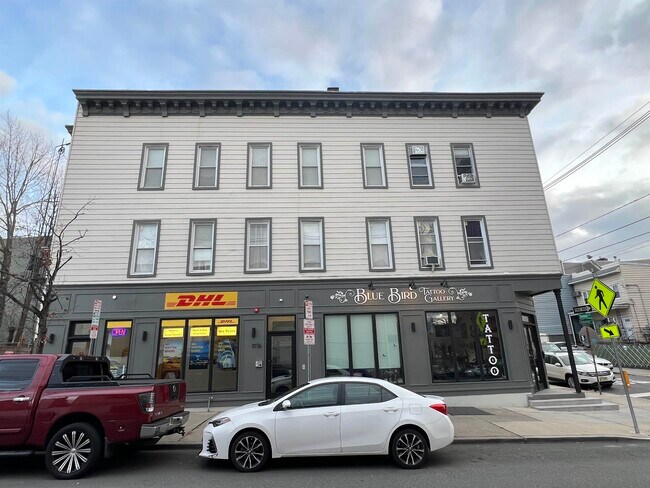 Building Photo - 1076 Summit Ave