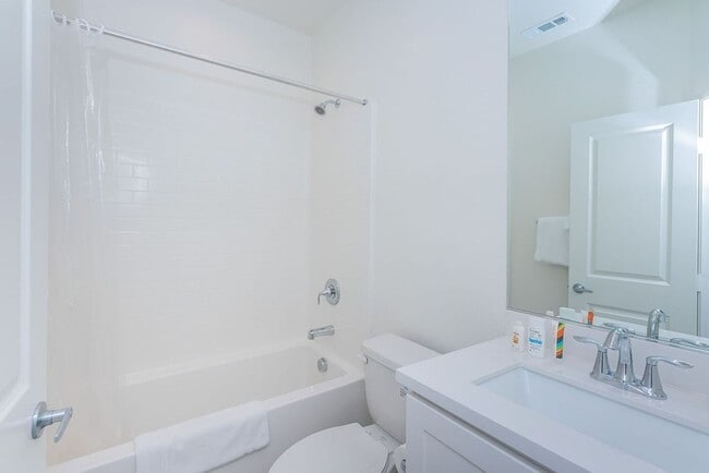 Building Photo - Modern Oceanside Townhome with Resort-Style Amenities