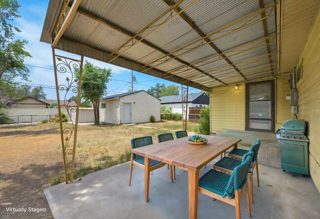 Building Photo - Spacious 3 Bedroom Home | 2 Bonus Rooms, Huge Yard & Detached 2-Car Garage