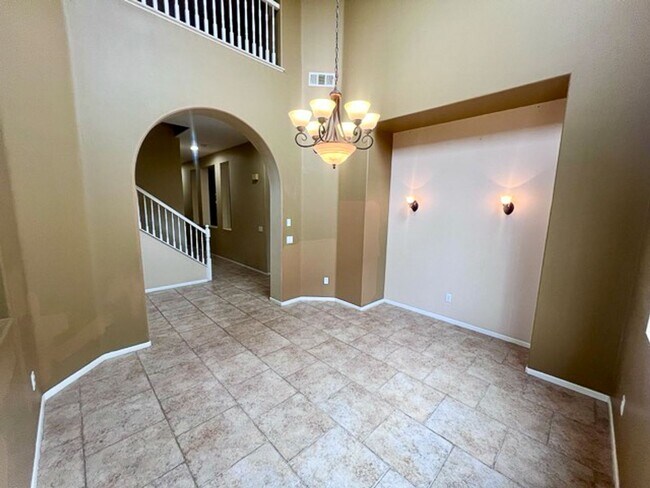 Building Photo - 5 bedroom Winchester home with a 3 car garage for LEASE!