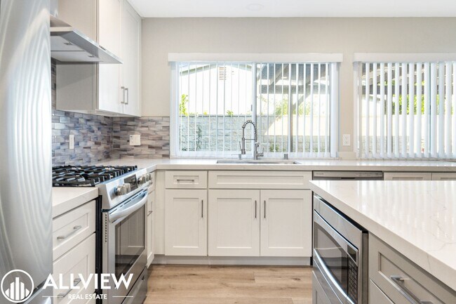 Building Photo - Welcome to this stunning 5-bedroom, 4-bathroom home located in the desirable Huntington Beach nei...