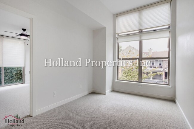 Building Photo - 6267 NE Carillion Dr