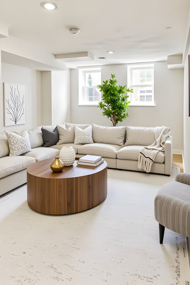 Building Photo - 10 Strathmore Rd